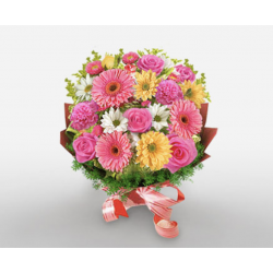 Μπουκέτο με κίτρινες κι ροζ ζερμπερες κι λευκά χρυσάνθεμα